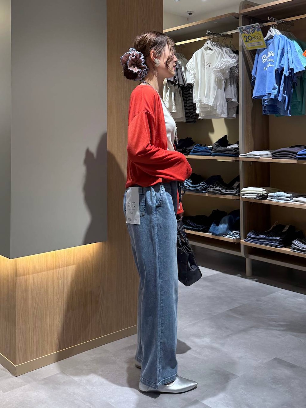 シルバー系のパンプス、グレー系のショルダーバッグ、ホワイト系のタンクトップを着用したレディースの春コーディネートの3枚目の写真