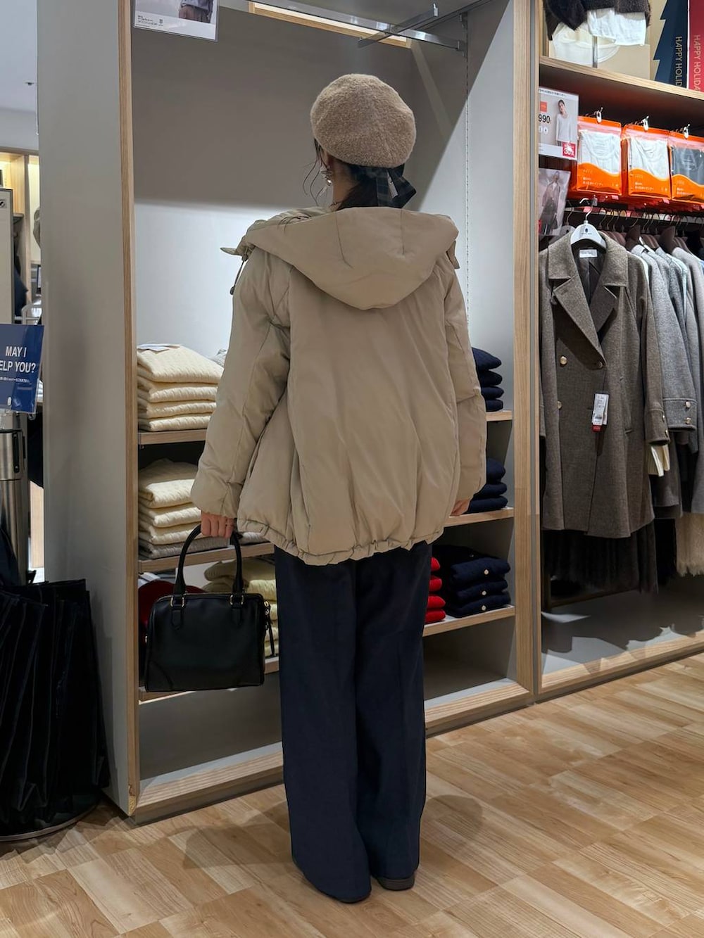 ベージュ系のダウンジャケット/コート、ブルー系のその他パンツ、ホワイト系のTシャツ/カットソーを着用したレディースの春コーディネートの8枚目の写真