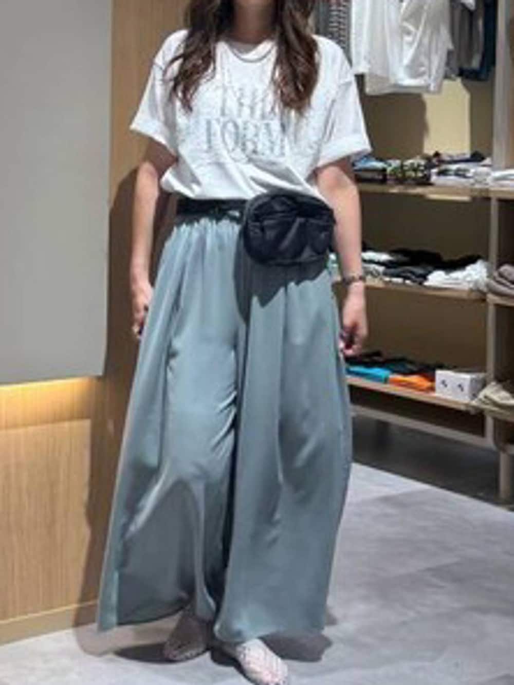グリーン系のその他パンツ、ブラック系のボディバッグ/ウエストポーチ、シルバー系のサンダルを着用したレディースの夏コーディネートの5枚目の写真