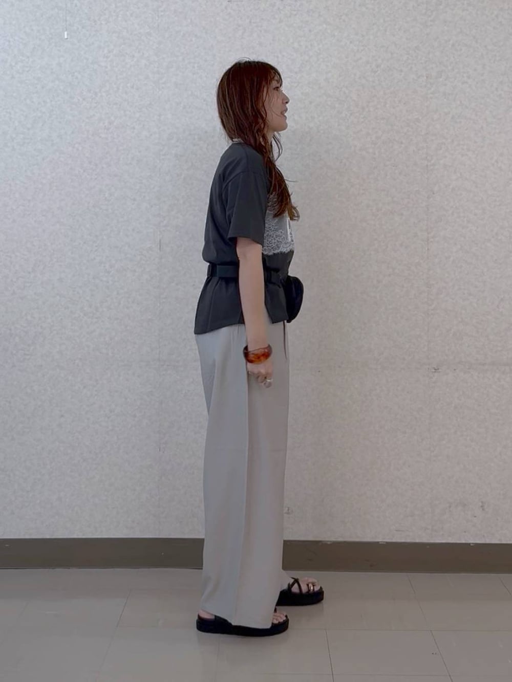 ベージュ系のその他パンツ、ブラック系のサンダル、ブラック系のボディバッグ/ウエストポーチを着用したレディースの夏コーディネートの3枚目の写真