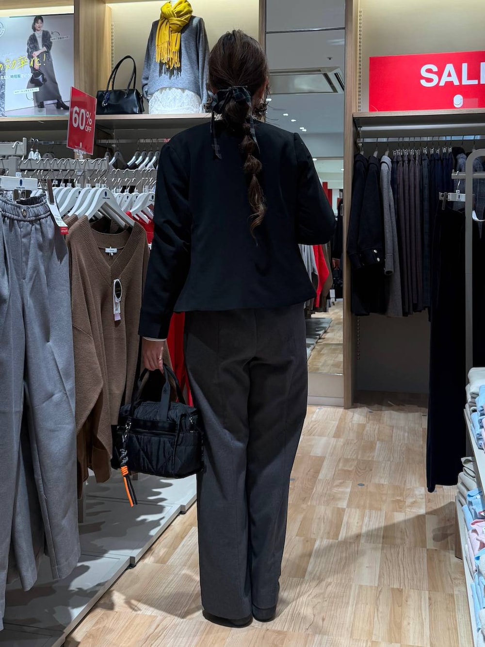 ブラック系のボストンバッグ、グレー系のその他パンツ、ホワイト系のスウェットを着用したレディースの春コーディネートの7枚目の写真