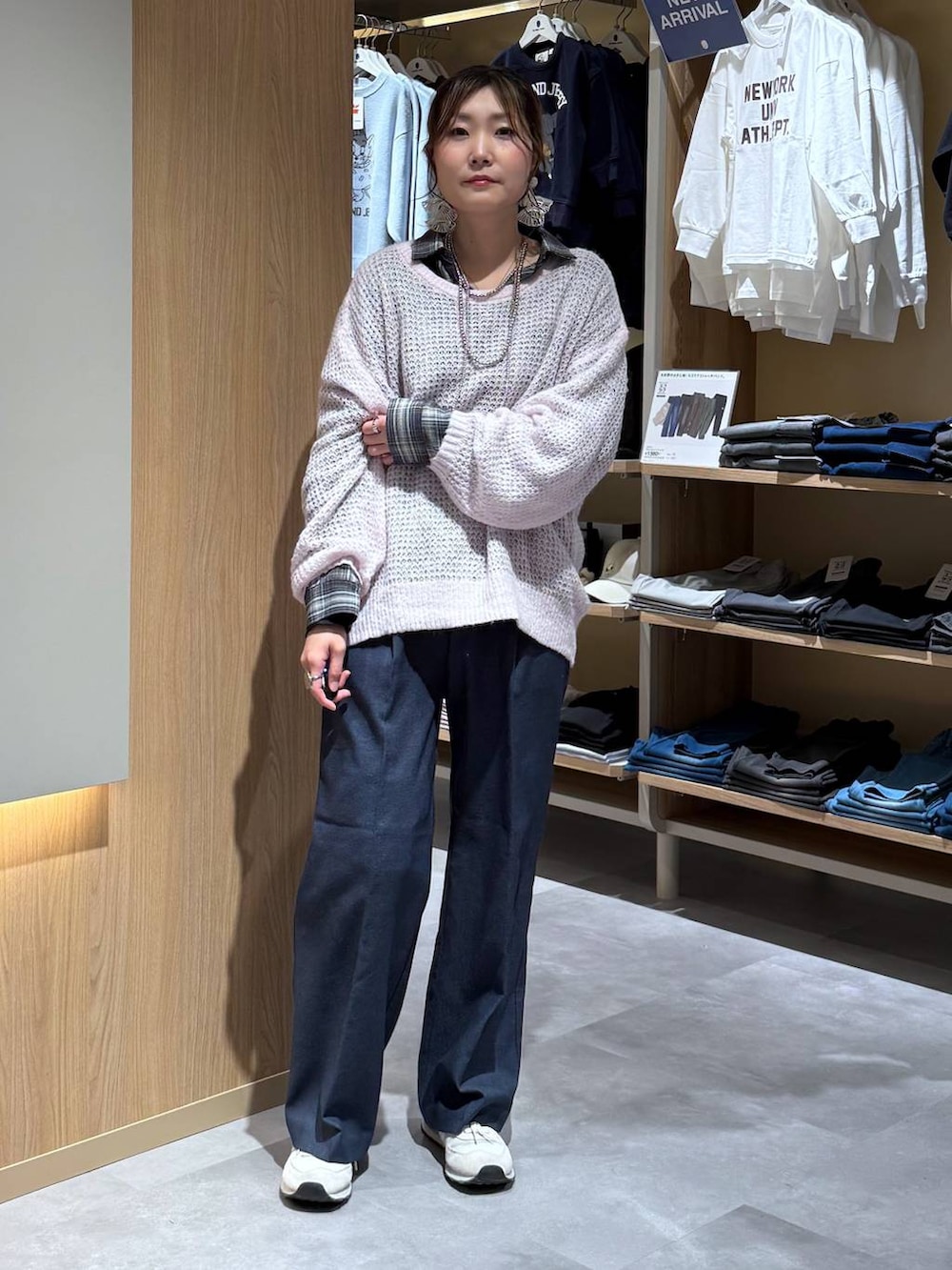 ピンク系のニット/セーター、ブルー系のその他パンツ、ブラック系のシャツ/ブラウスを着用したレディースの冬コーディネートの2枚目の写真