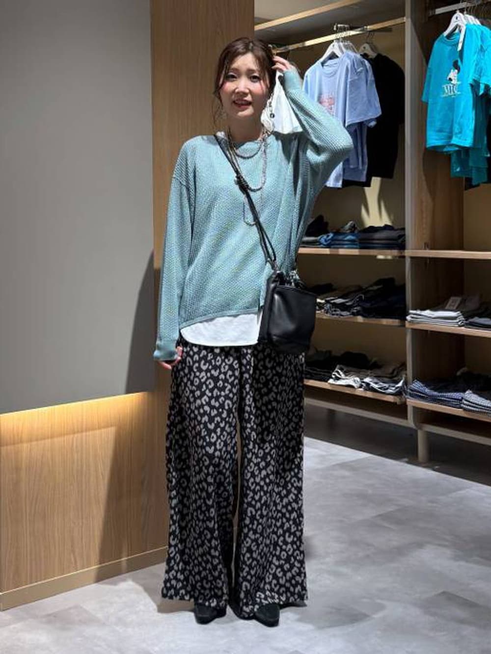 その他のその他パンツ、その他のタンクトップ、ブルー系のニット/セーターを着用したレディースの春コーディネートの2枚目の写真