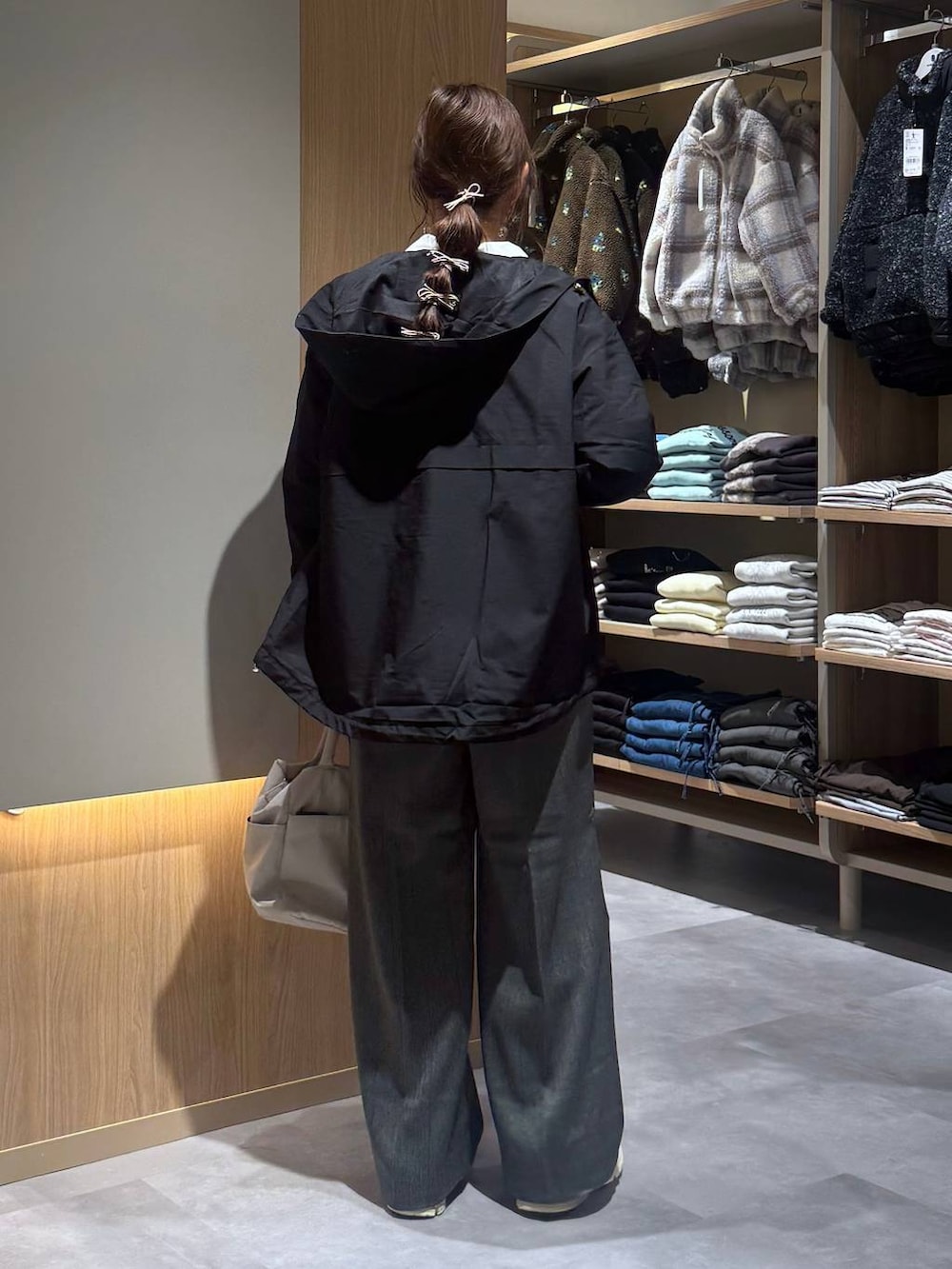グレー系のその他パンツ、ホワイト系のシャツ/ブラウス、ブラック系のマウンテンパーカーを着用したレディースの秋コーディネートの8枚目の写真