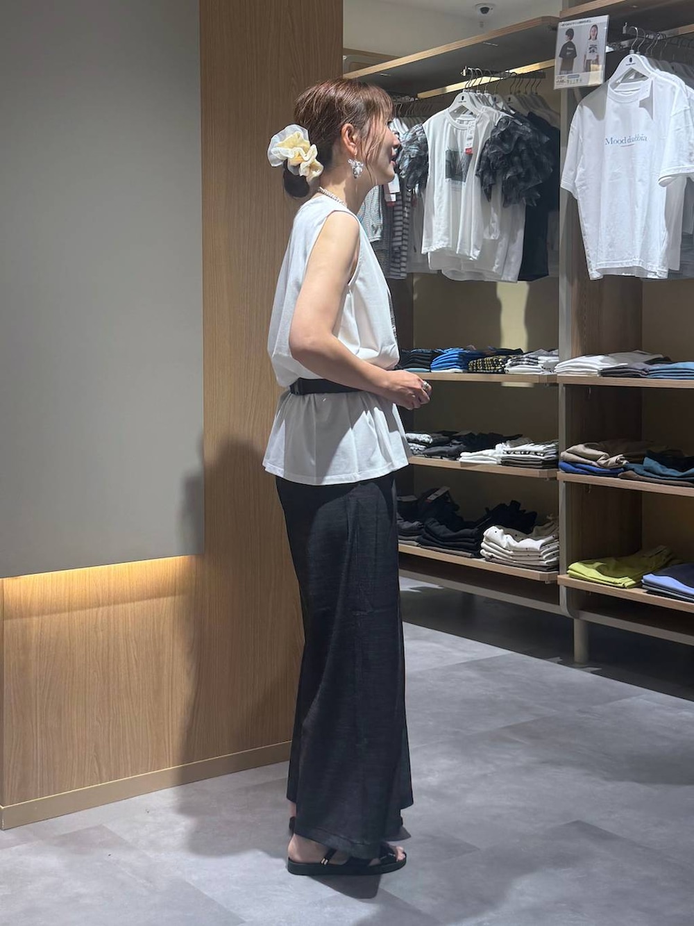 グレー系のカーディガン/ボレロ、ブラック系のその他パンツ、ブラック系のボディバッグ/ウエストポーチを着用したレディースの夏コーディネートの7枚目の写真