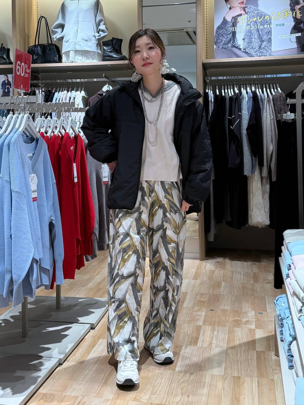 ブラック系のブルゾン、ホワイト系のニット/セーター、ベージュ系のその他パンツを着用したレディースの冬コーディネートの6枚目の写真