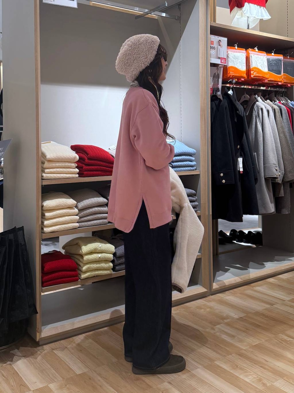 ブラック系のトートバッグ、ホワイト系のブルゾン、ブルー系のデニムパンツを着用したレディースの冬コーディネートの7枚目の写真