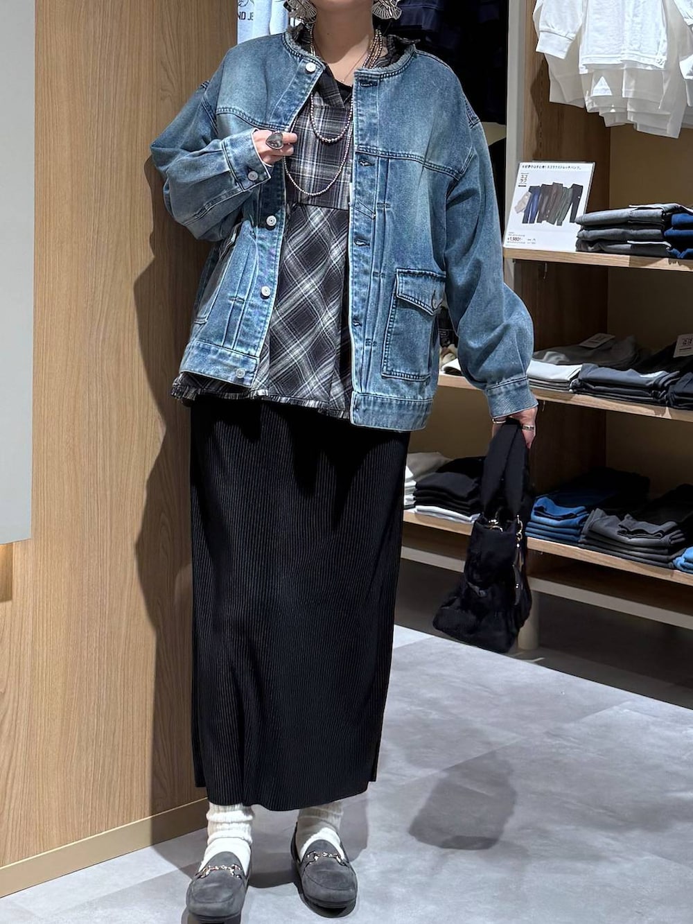 グレー系のローファー、ブルー系のデニムジャケット、ブラック系のシャツ/ブラウスを着用したレディースの冬コーディネートの5枚目の写真