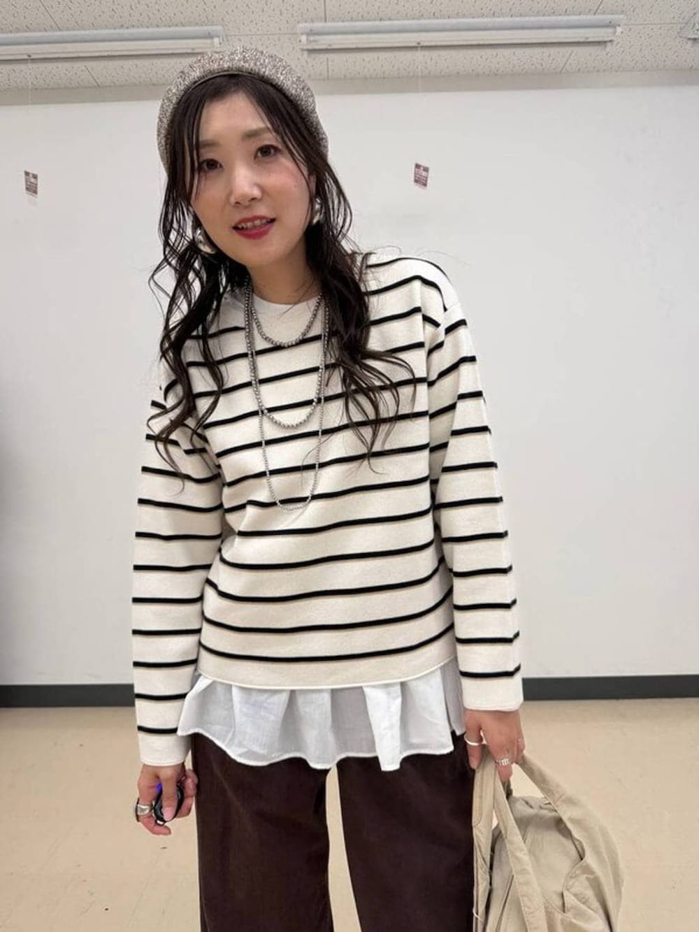 ホワイト系のバレエシューズ、ベージュ系のトートバッグ、ブラウン系のその他パンツを着用したレディースの冬コーディネートの3枚目の写真