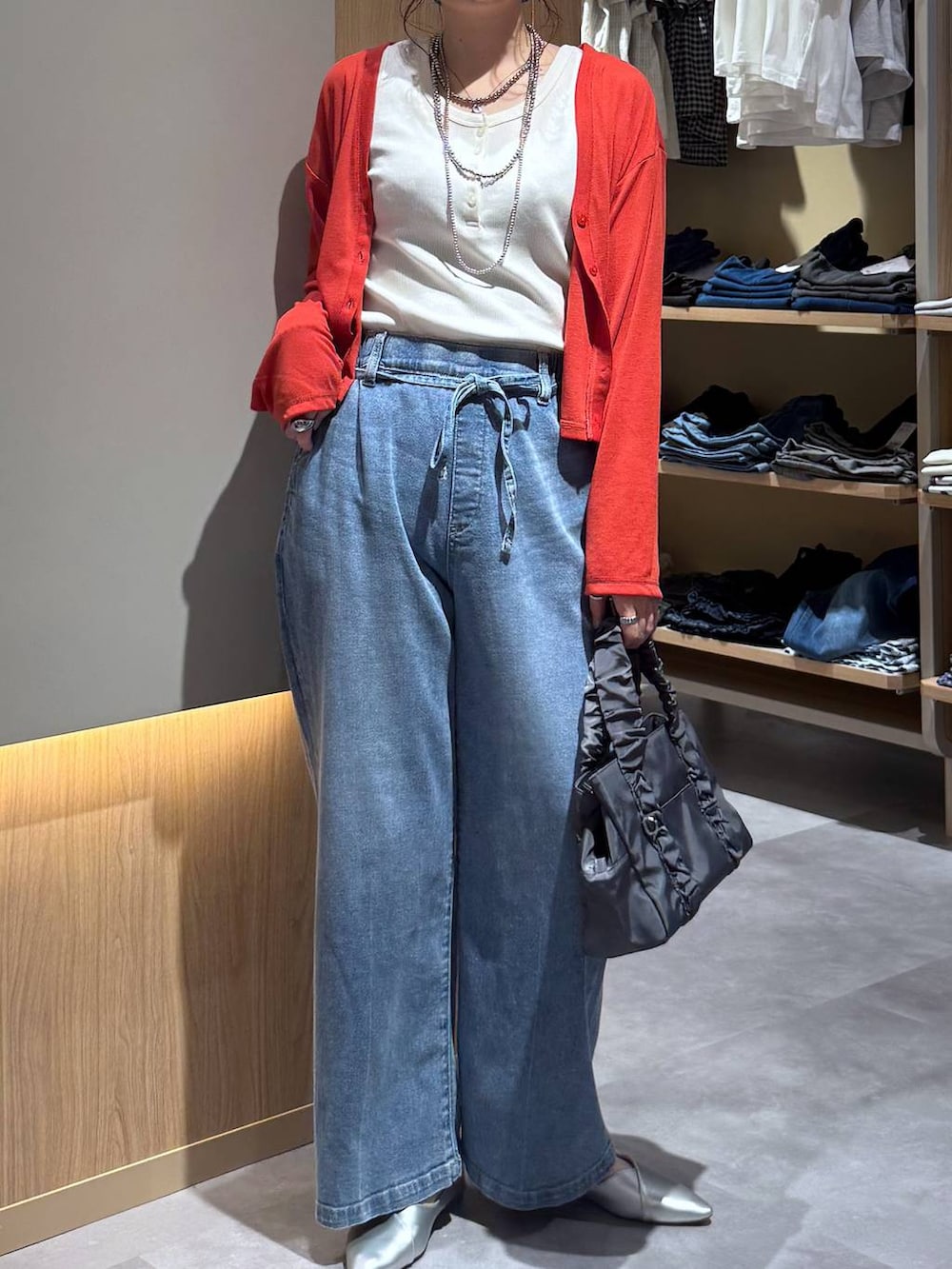 シルバー系のパンプス、グレー系のショルダーバッグ、ホワイト系のタンクトップを着用したレディースの春コーディネートの5枚目の写真