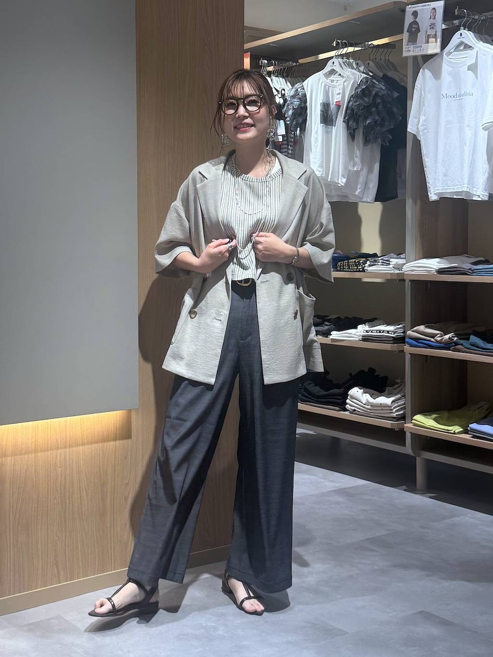 ベージュ系のテーラードジャケット、ブラック系のその他パンツ、ホワイト系のTシャツ/カットソーを着用したレディースの夏コーディネートの2枚目の写真
