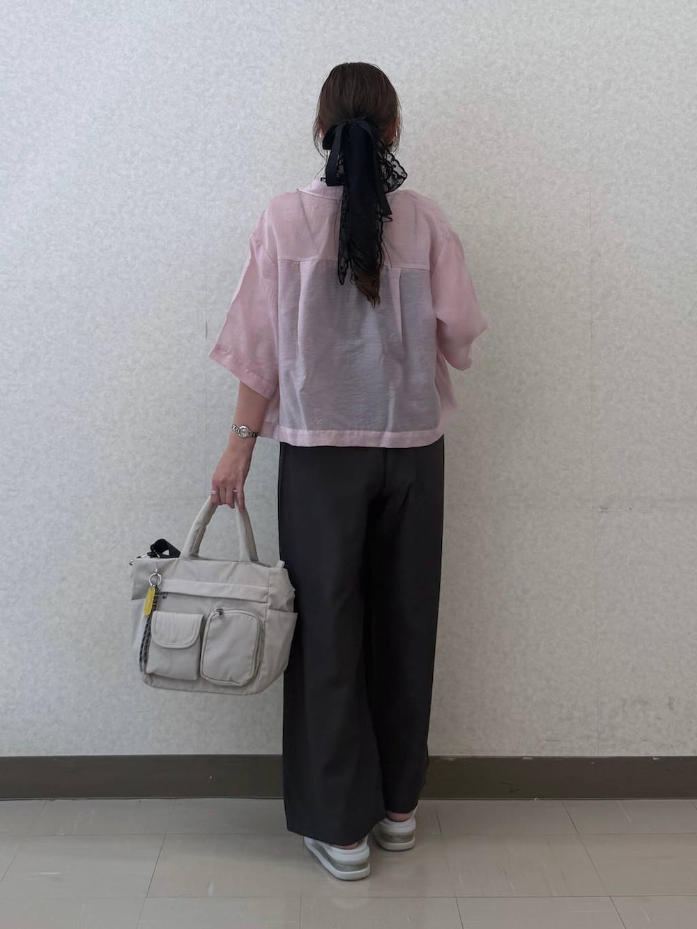 ブラック系のトートバッグ、ブラウン系のその他パンツ、ピンク系のシャツ/ブラウスを着用したレディースの夏コーディネートの4枚目の写真