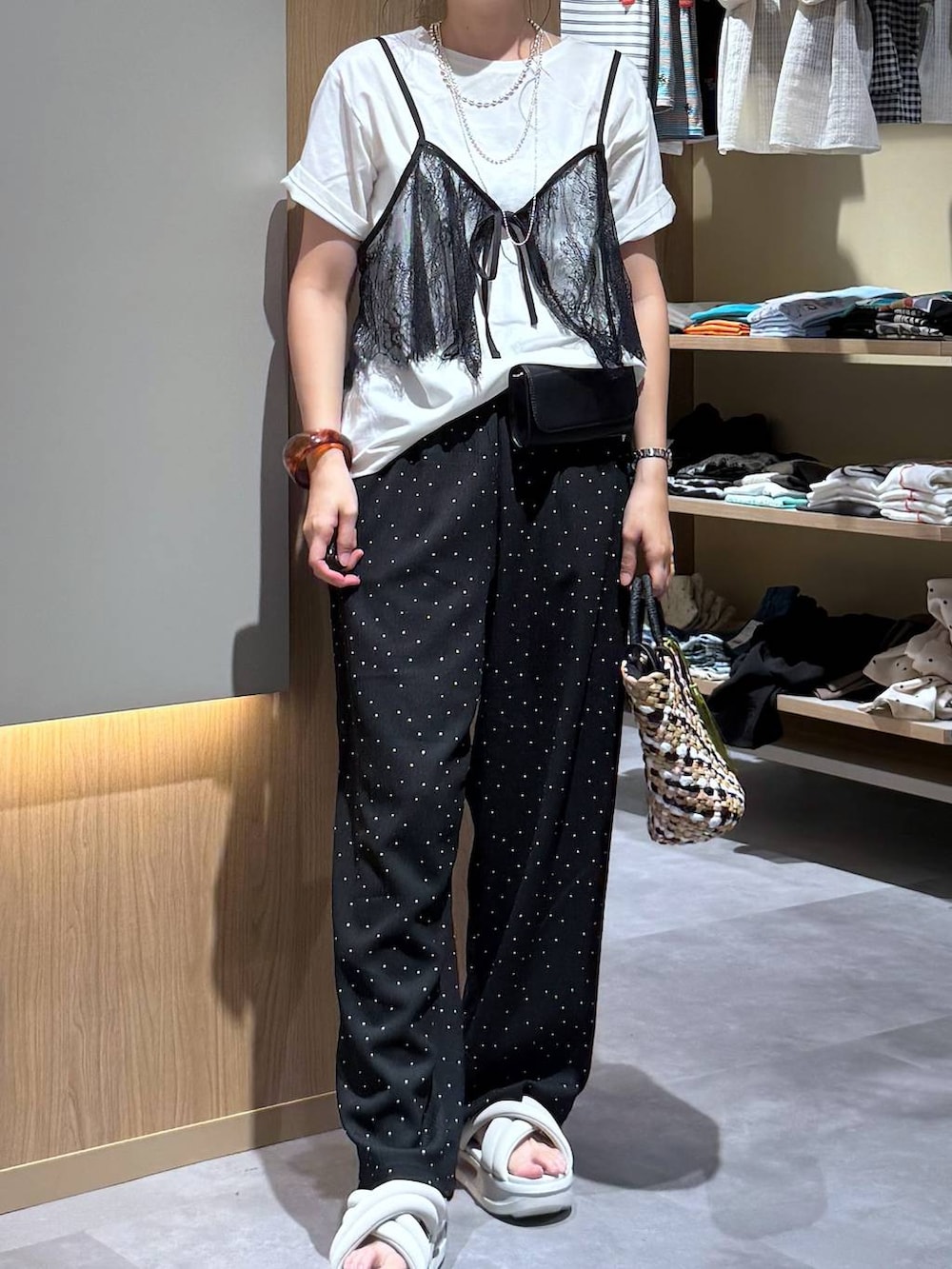 その他のその他パンツ、ブラック系のボディバッグ/ウエストポーチ、その他のかごバッグを着用したレディースの夏コーディネートの6枚目の写真