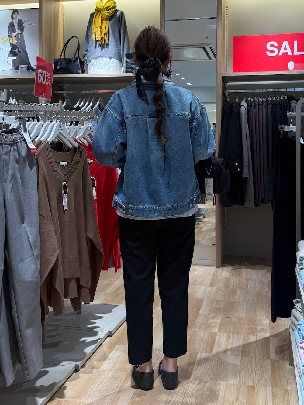 ブラック系のボストンバッグ、ブラック系のセットアップ、グレー系のローファーを着用したレディースの春コーディネートの9枚目の写真