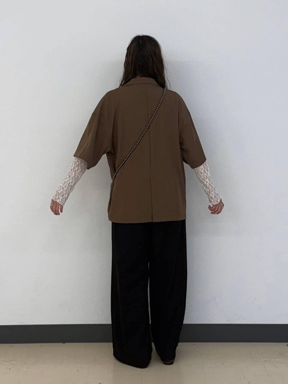 その他のパンプス、ブラック系のその他パンツ、ホワイト系のその他トップスを着用したレディースの春コーディネートの4枚目の写真