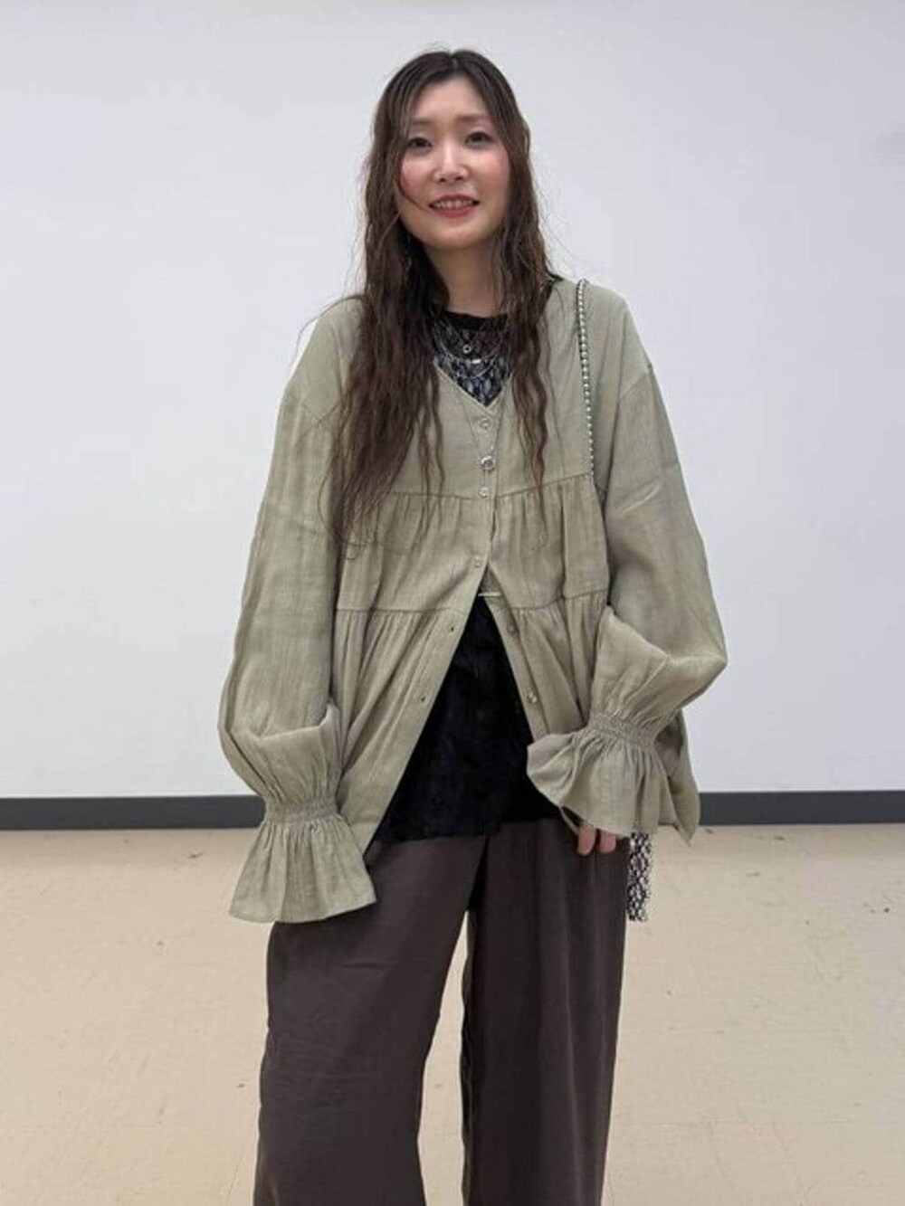 ブラウン系のその他パンツ、ブラック系のその他トップスを着用したレディースの春コーディネートの3枚目の写真