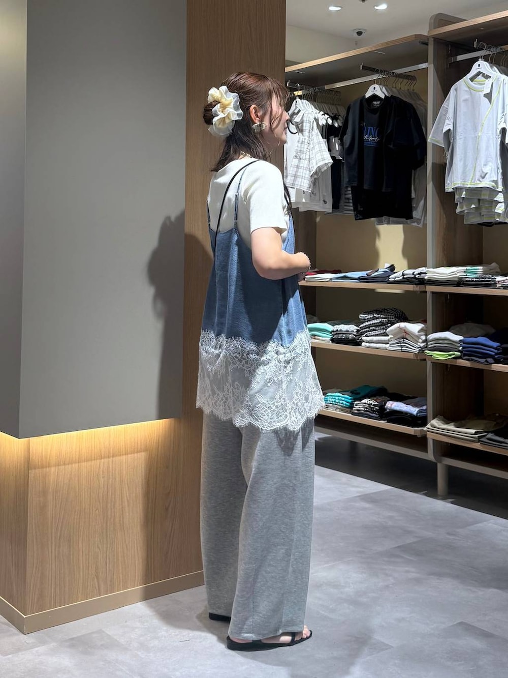 グレー系のその他パンツ、ホワイト系のニット/セーター、ブルー系のキャミソールを着用したレディースの夏コーディネートの4枚目の写真