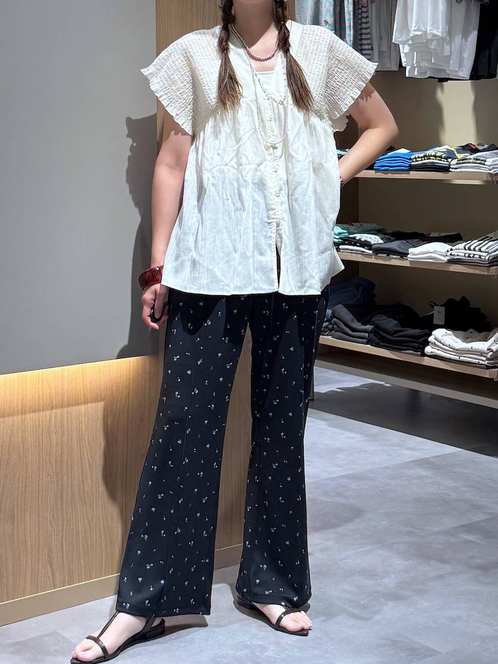 ベージュ系のシャツ/ブラウス、ブラウン系のサンダル、シルバー系のネックレスを着用したレディースの夏コーディネートの5枚目の写真
