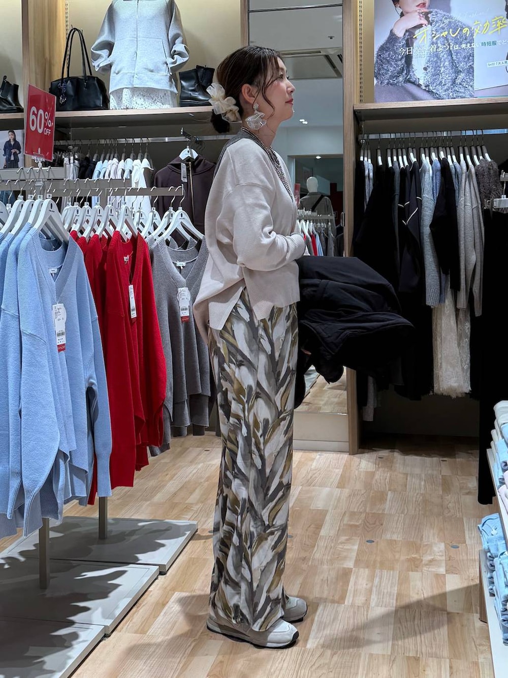 ブラック系のブルゾン、ホワイト系のニット/セーター、ベージュ系のその他パンツを着用したレディースの冬コーディネートの3枚目の写真