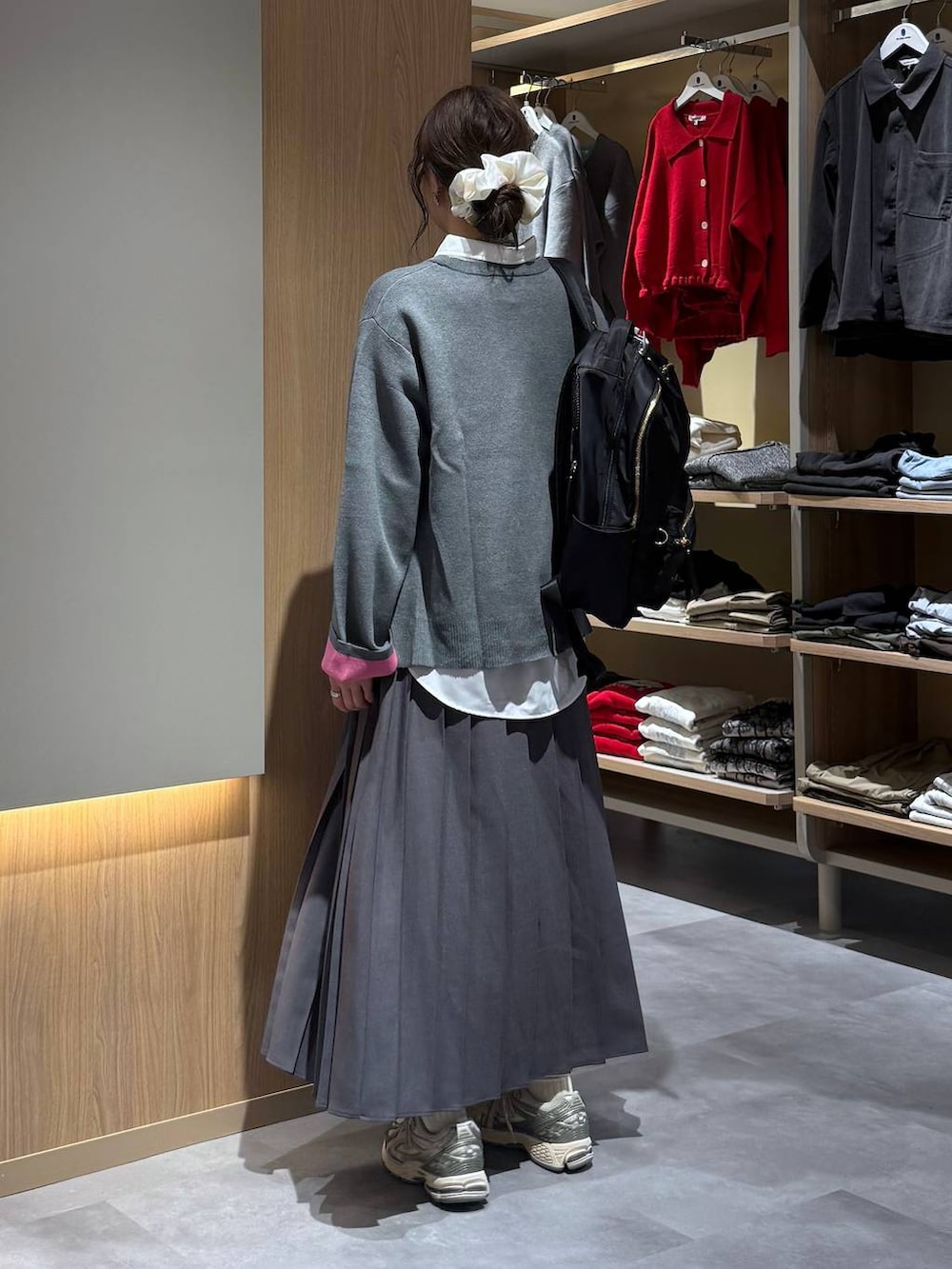ホワイト系のシャツ/ブラウス、ブラック系のバックパック/リュック、グレー系のニット/セーターを着用したレディースの秋コーディネートの5枚目の写真