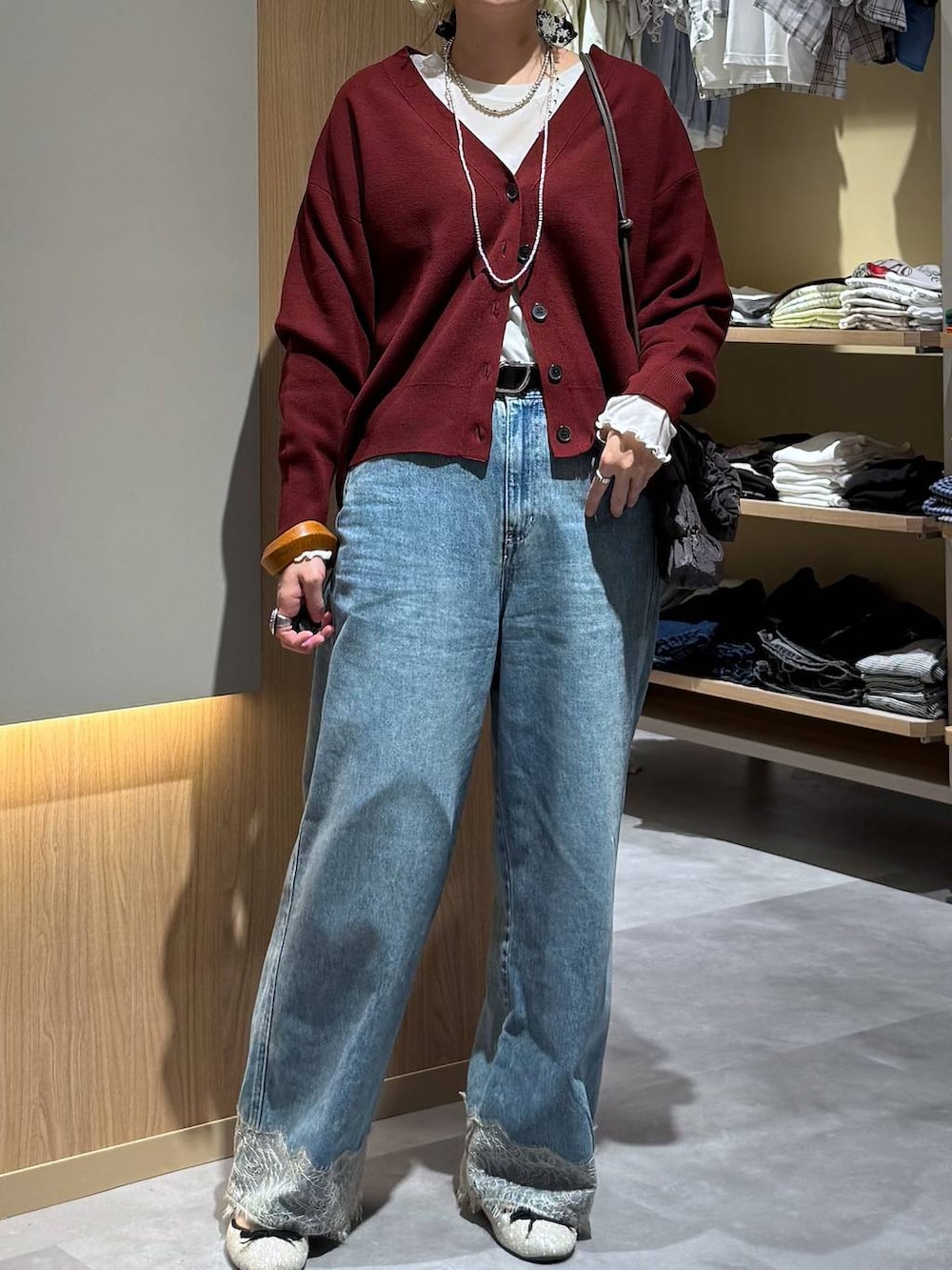 ベージュ系のTシャツ/カットソー、レッド系のカーディガン/ボレロ、グレー系のショルダーバッグを着用したレディースの秋コーディネートの5枚目の写真