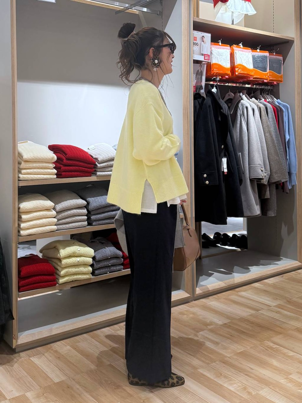 その他のパンプス、その他のチェスターコート、イエロー系のニット/セーターを着用したレディースの冬コーディネートの3枚目の写真