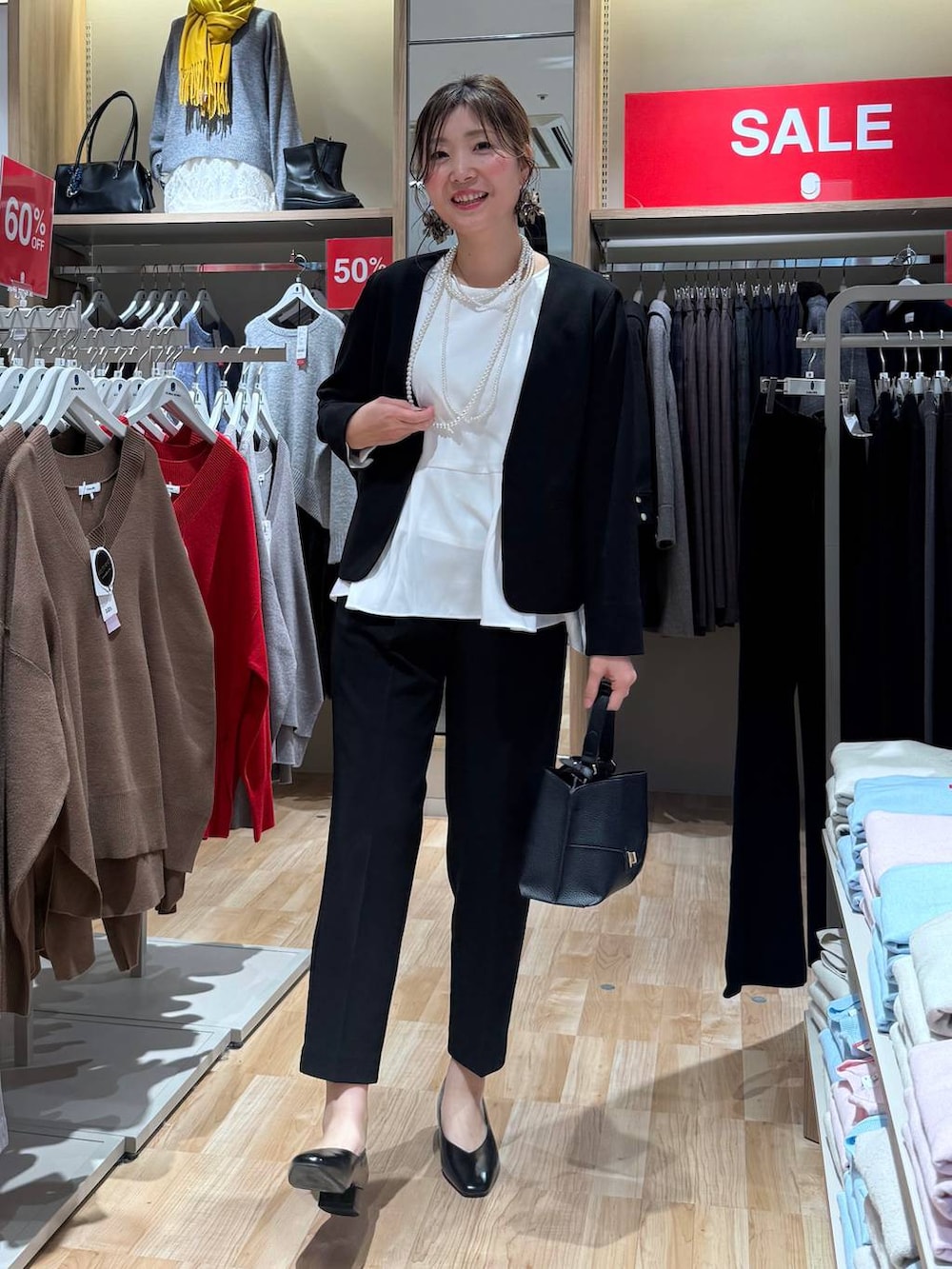 ブラック系のボストンバッグ、グレー系のその他パンツ、ホワイト系のスウェットを着用したレディースの春コーディネートの8枚目の写真