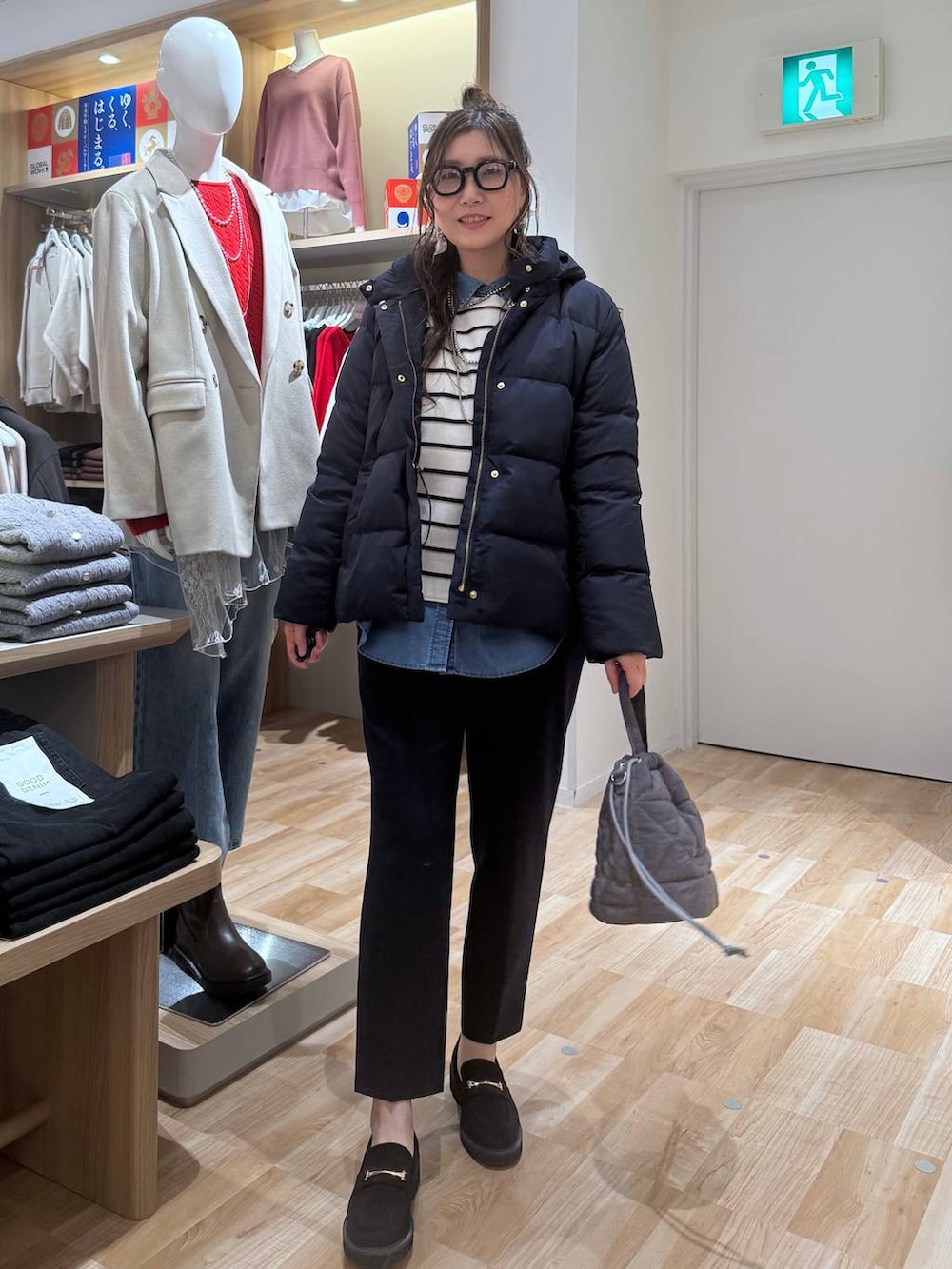 ブルー系のダウンジャケット/コート、ブルー系のシャツ/ブラウス、ブルー系のその他パンツを着用したレディースの春コーディネートの6枚目の写真