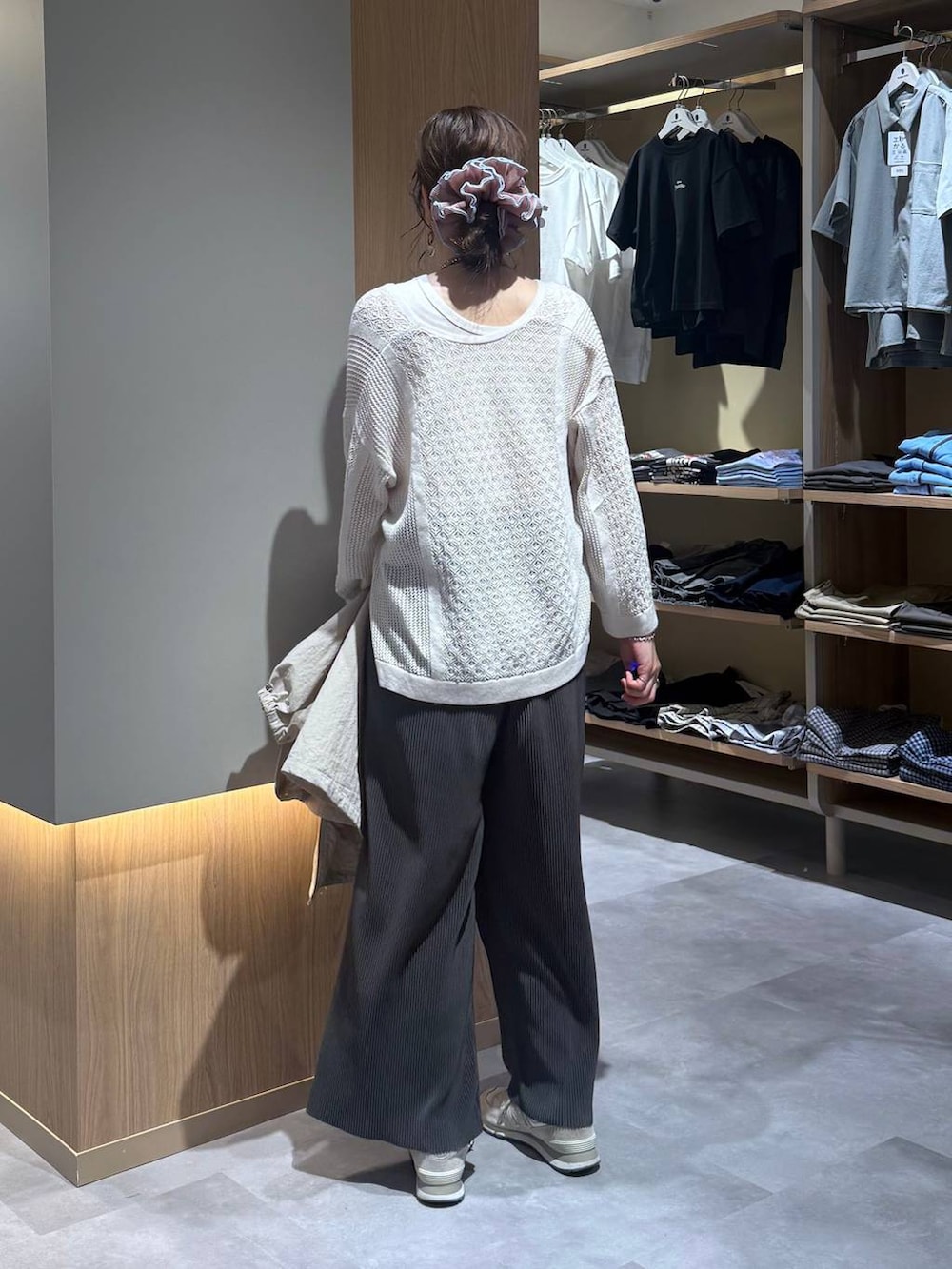 ベージュ系のパーカー、ホワイト系のタンクトップ、グレー系のその他パンツを着用したレディースの春コーディネートの8枚目の写真