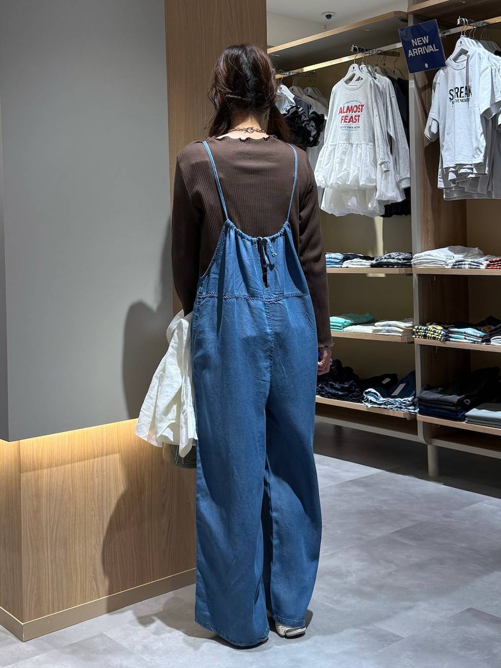 グリーン系のハンドバッグ、ホワイト系のシャツ/ブラウス、ブルー系のサロペット/オーバーオールを着用したレディースの春コーディネートの8枚目の写真