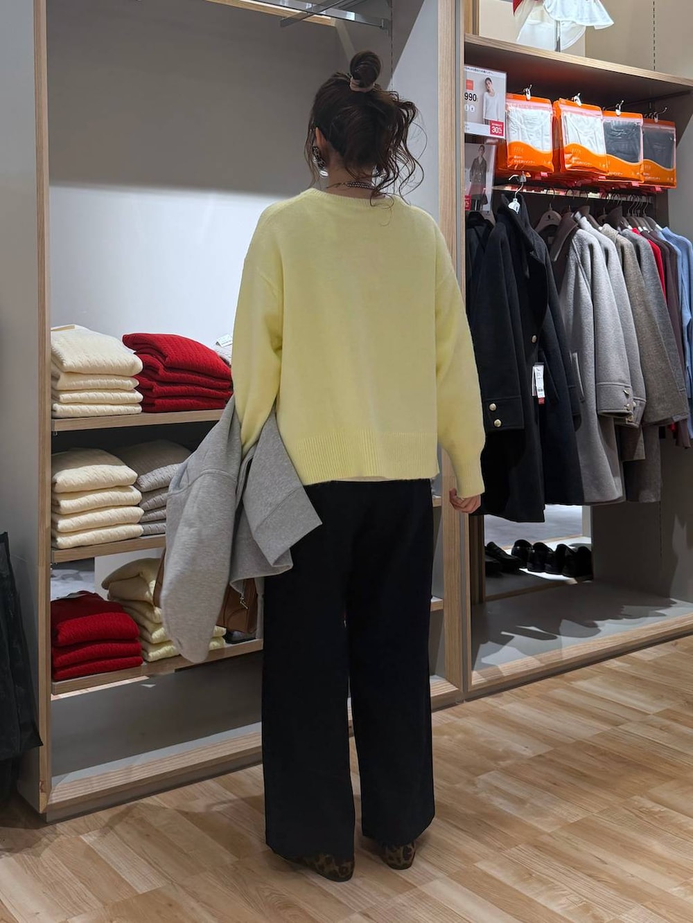 その他のパンプス、その他のチェスターコート、イエロー系のニット/セーターを着用したレディースの冬コーディネートの4枚目の写真