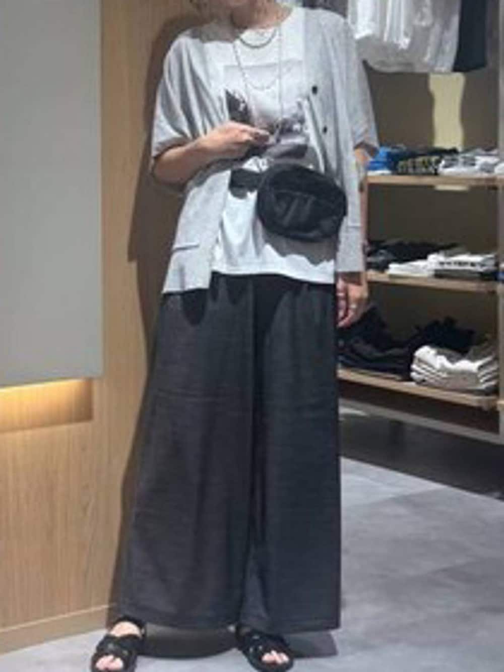 グレー系のカーディガン/ボレロ、ブラック系のその他パンツ、ブラック系のボディバッグ/ウエストポーチを着用したレディースの夏コーディネートの5枚目の写真