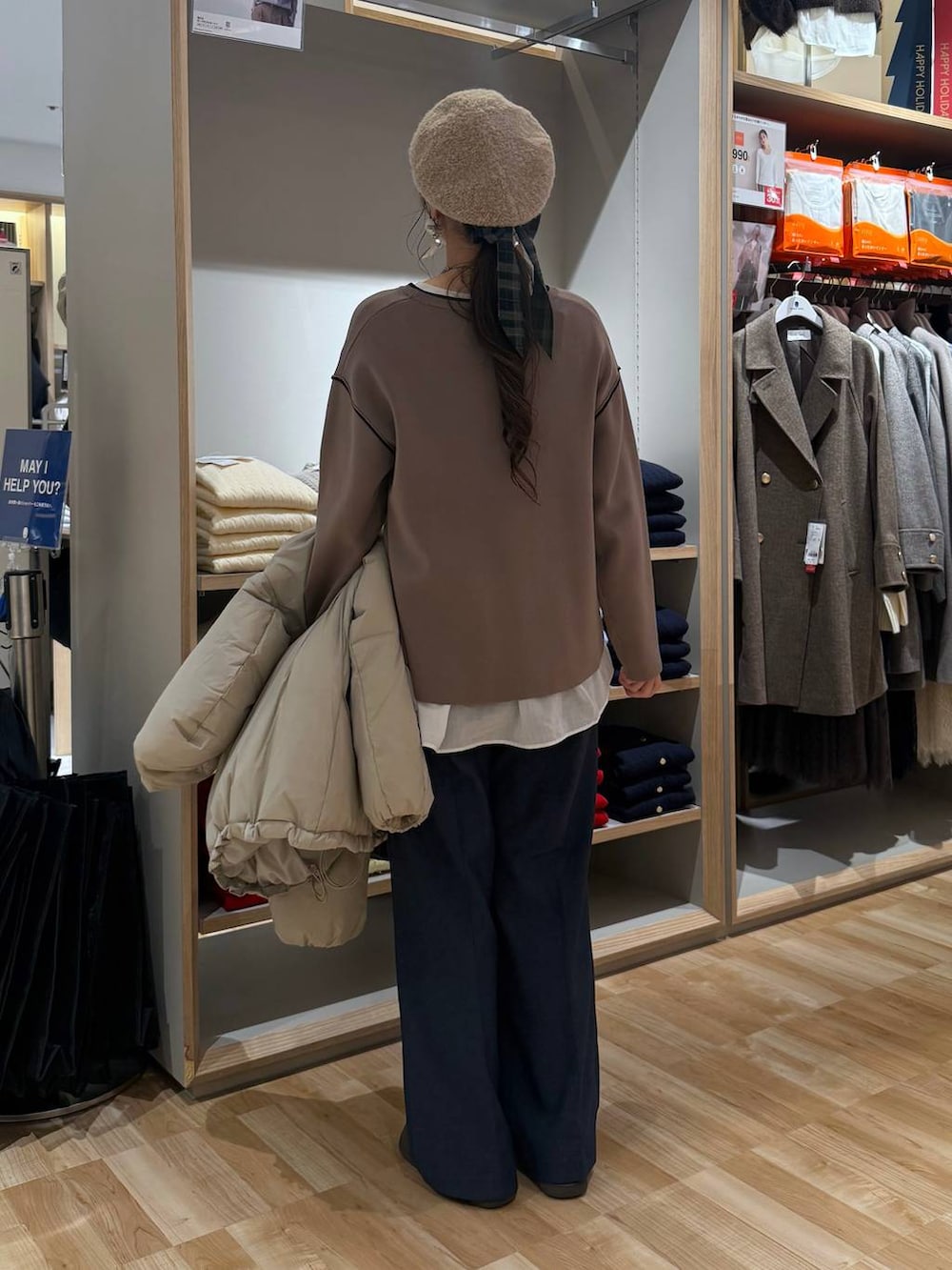 ベージュ系のダウンジャケット/コート、ブルー系のその他パンツ、ホワイト系のTシャツ/カットソーを着用したレディースの春コーディネートの4枚目の写真