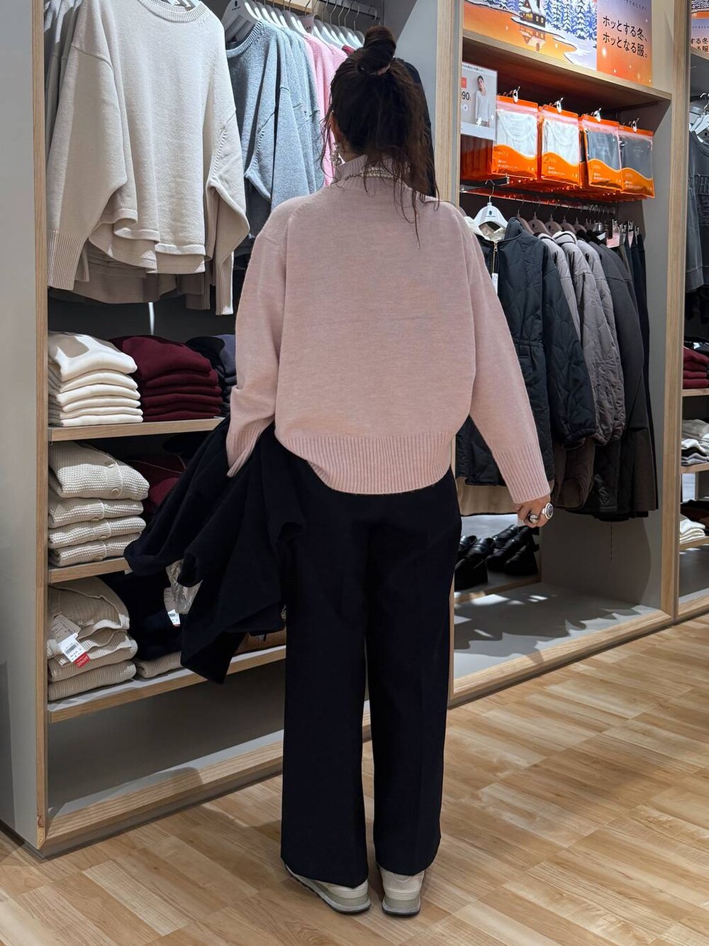 ブルー系のチェスターコート、シルバー系のボストンバッグ、ピンク系のニット/セーターを着用したレディースの冬コーディネートの8枚目の写真