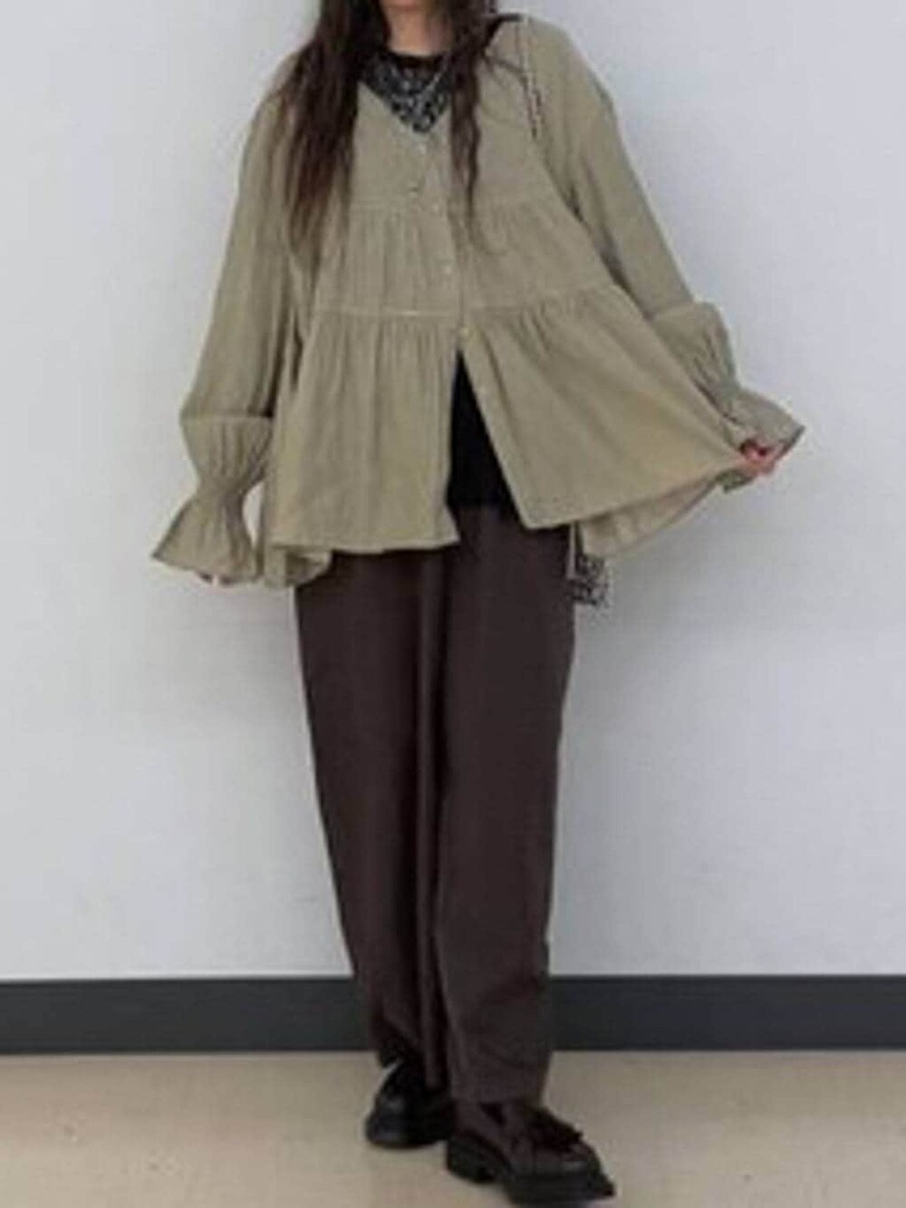 ブラウン系のその他パンツ、ブラック系のその他トップスを着用したレディースの春コーディネートの6枚目の写真