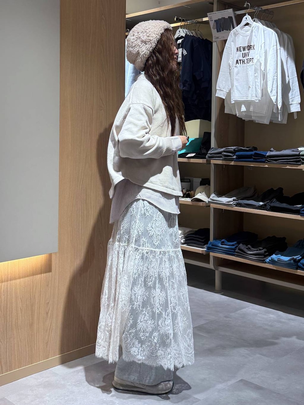 ブラック系のブルゾン、ベージュ系のニット/セーター、その他のシャツ/ブラウスを着用したレディースの春コーディネートの3枚目の写真