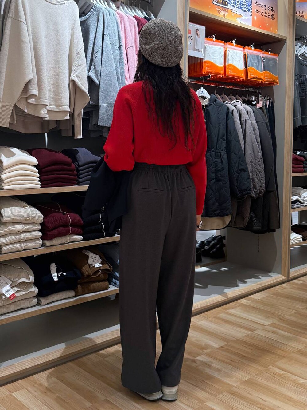 ブラック系のショルダーバッグ、レッド系のニット/セーター、ブルー系のテーラードジャケットを着用したレディースの冬コーディネートの8枚目の写真