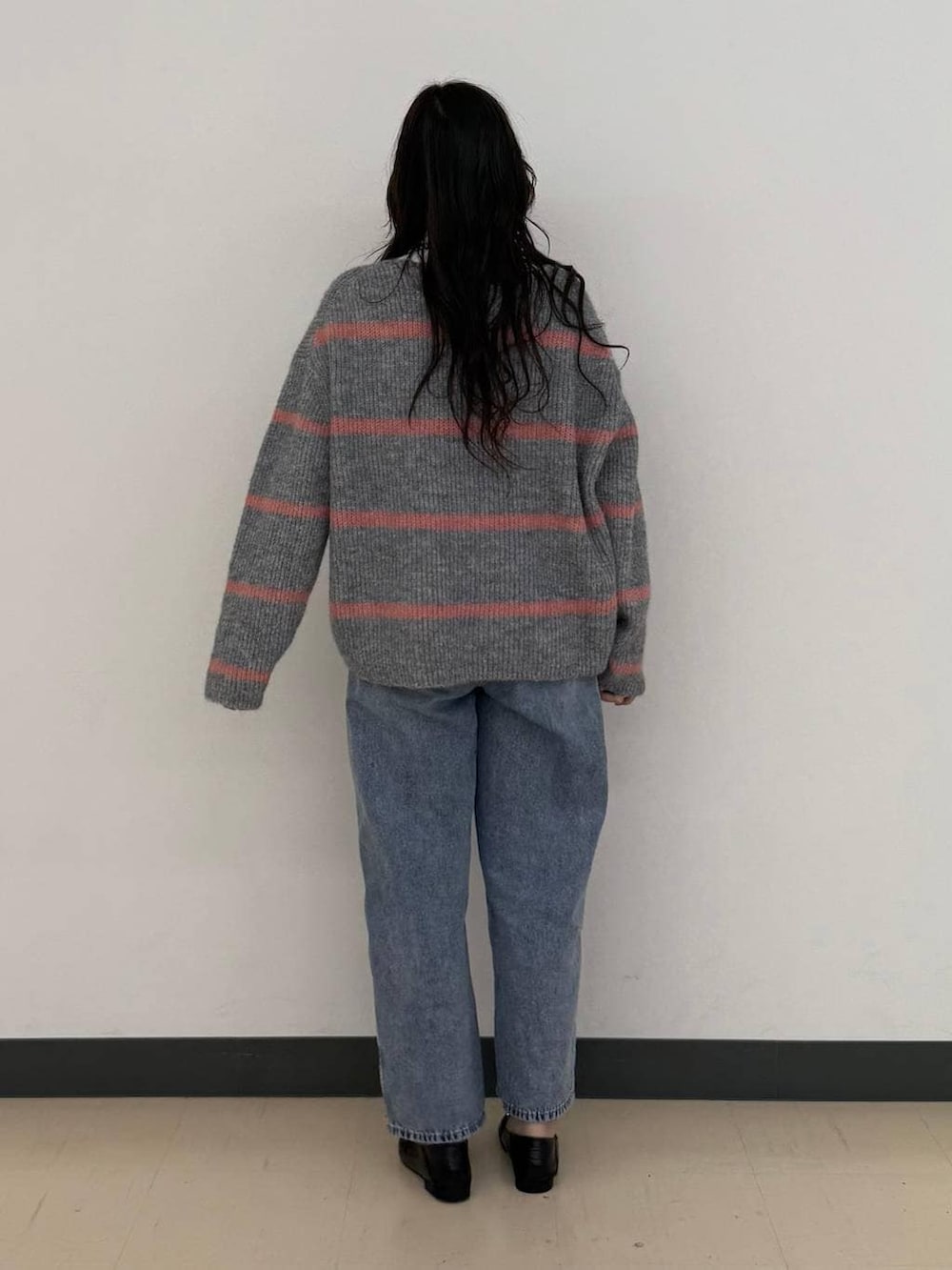 ブラック系のローファー、ブルー系のデニムパンツ、ホワイト系のTシャツ/カットソーを着用したレディースの冬コーディネートの5枚目の写真