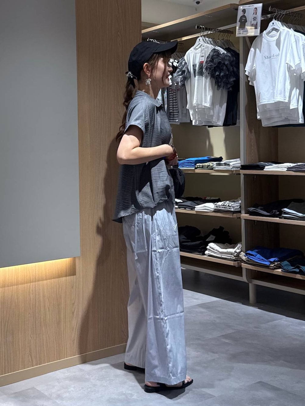 グレー系のその他パンツ、ホワイト系のタンクトップ、ブラック系のボディバッグ/ウエストポーチを着用したレディースの夏コーディネートの3枚目の写真