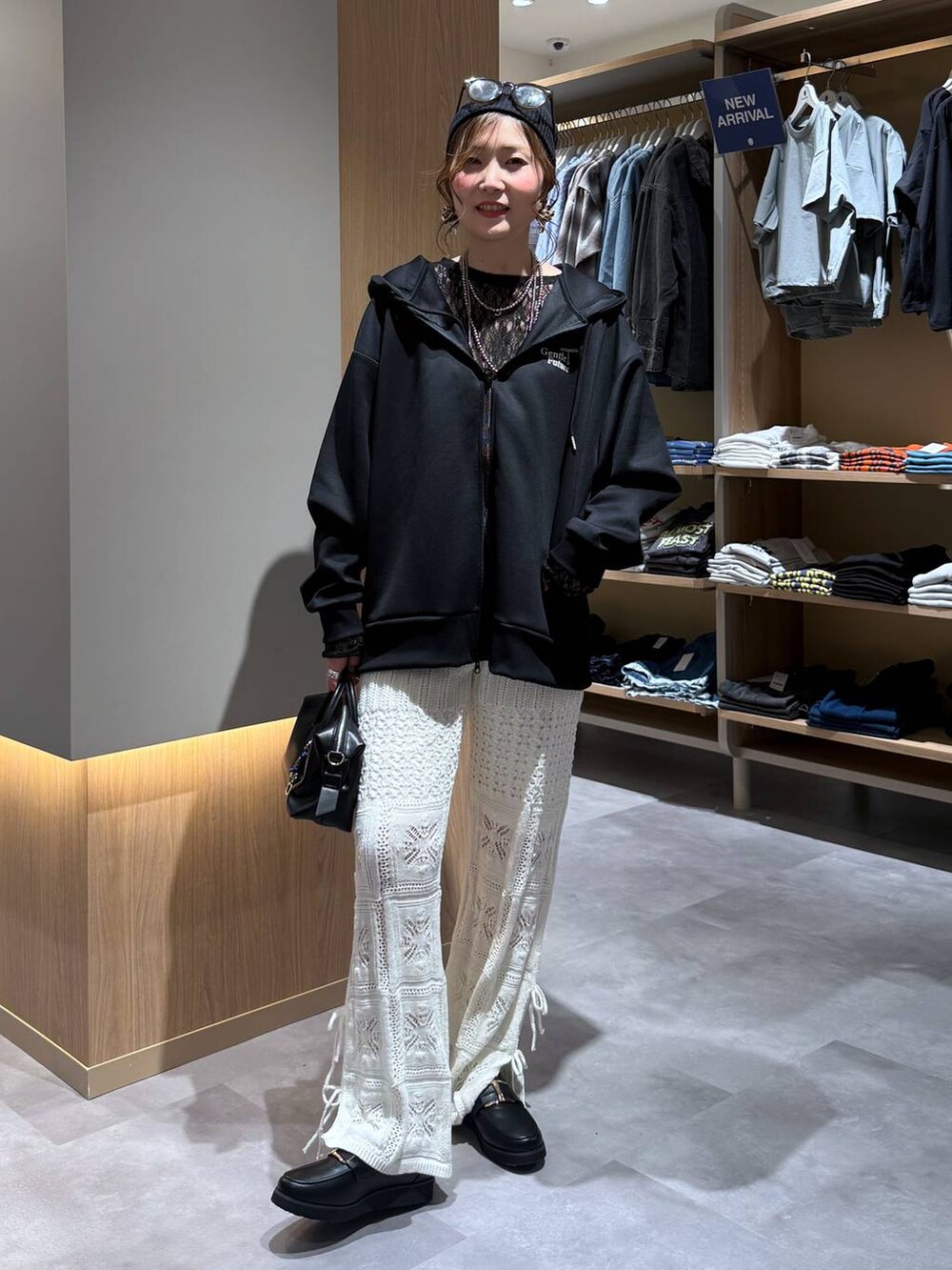 ブラック系のTシャツ/カットソー、ホワイト系のその他パンツ、ブラック系のボストンバッグを着用したレディースの春コーディネートの2枚目の写真