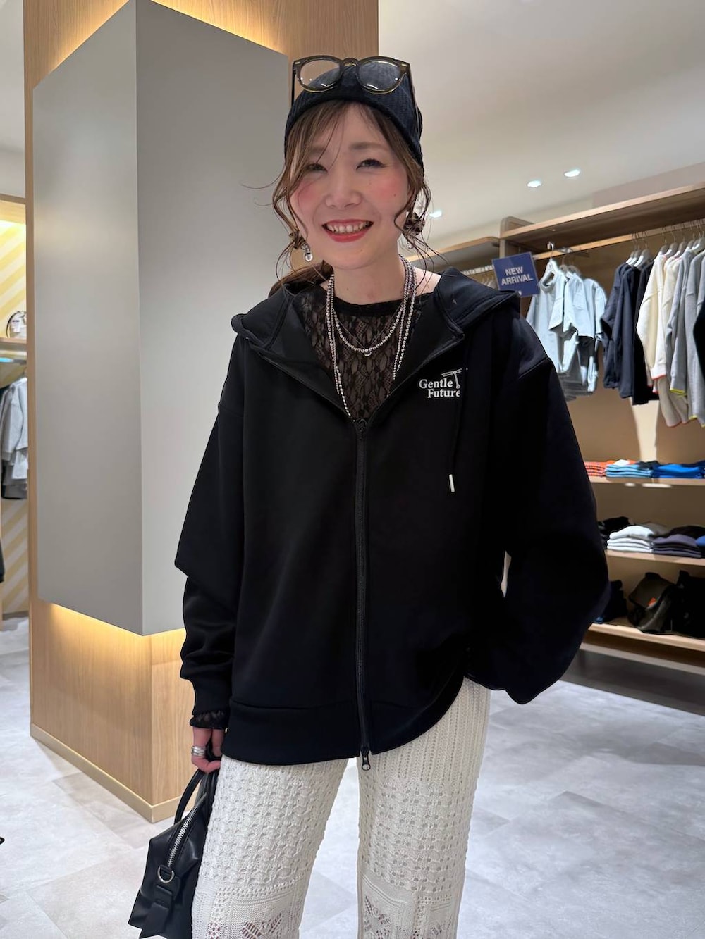 ブラック系のTシャツ/カットソー、ホワイト系のその他パンツ、ブラック系のボストンバッグを着用したレディースの春コーディネートの3枚目の写真