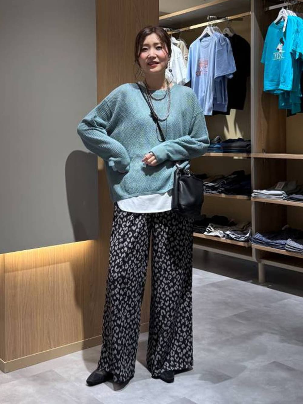その他のその他パンツ、その他のタンクトップ、ブルー系のニット/セーターを着用したレディースの春コーディネートの3枚目の写真