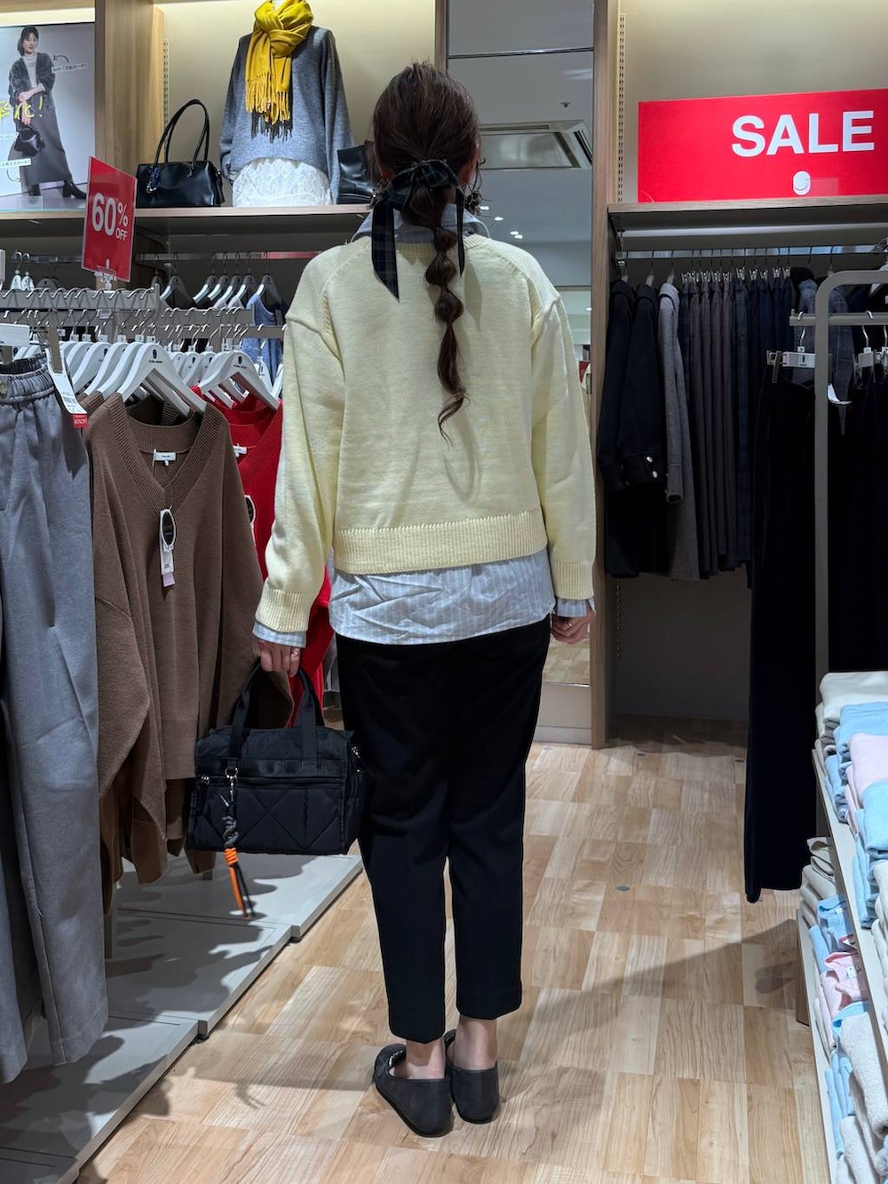 ブラック系のボストンバッグ、ブラック系のセットアップ、グレー系のローファーを着用したレディースの春コーディネートの5枚目の写真