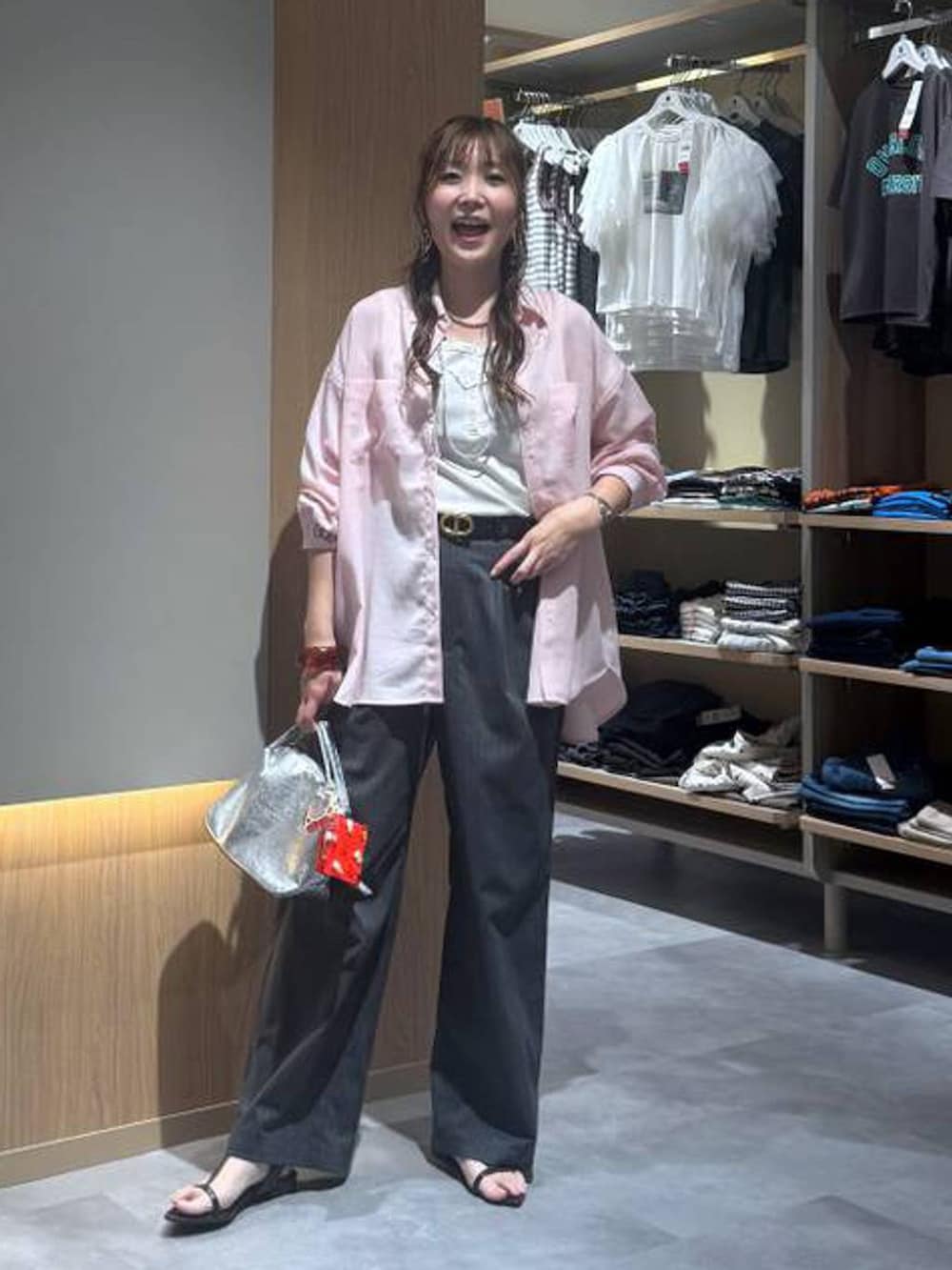 シルバー系のショルダーバッグ、グレー系のその他パンツ、ホワイト系のタンクトップを着用したレディースの夏コーディネートの2枚目の写真