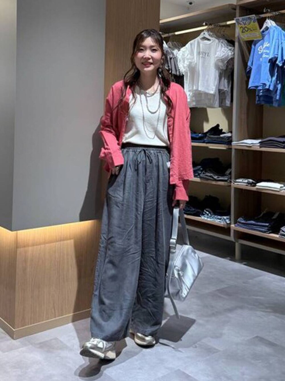 ピンク系のシャツ/ブラウス、ホワイト系のTシャツ/カットソー、シルバー系のショルダーバッグを着用したレディースの夏コーディネートの2枚目の写真