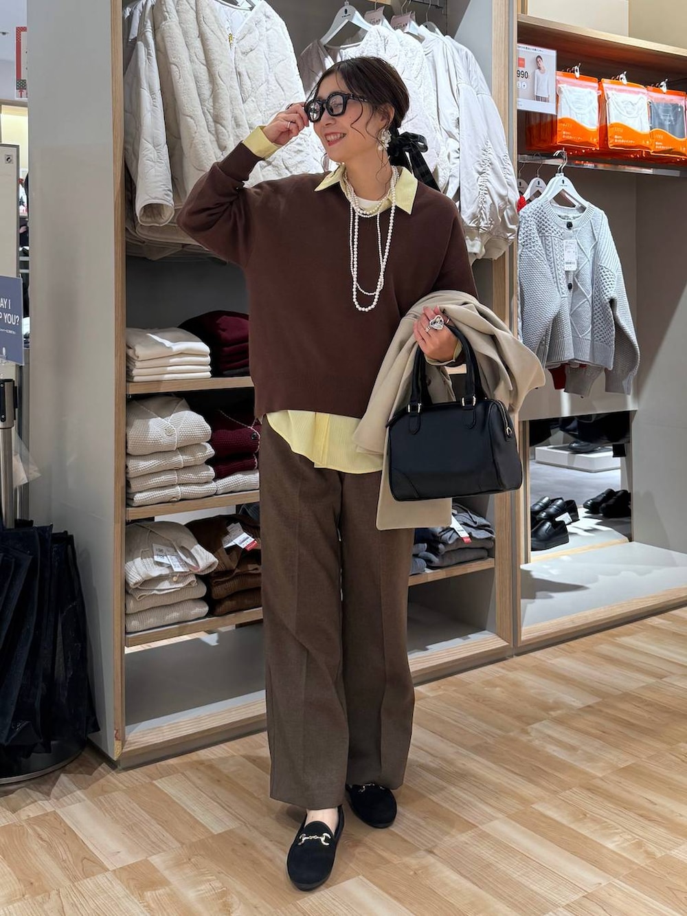 イエロー系のシャツ/ブラウス、ブラウン系のスウェット、ブラウン系のその他パンツを着用したレディースの春コーディネートの7枚目の写真