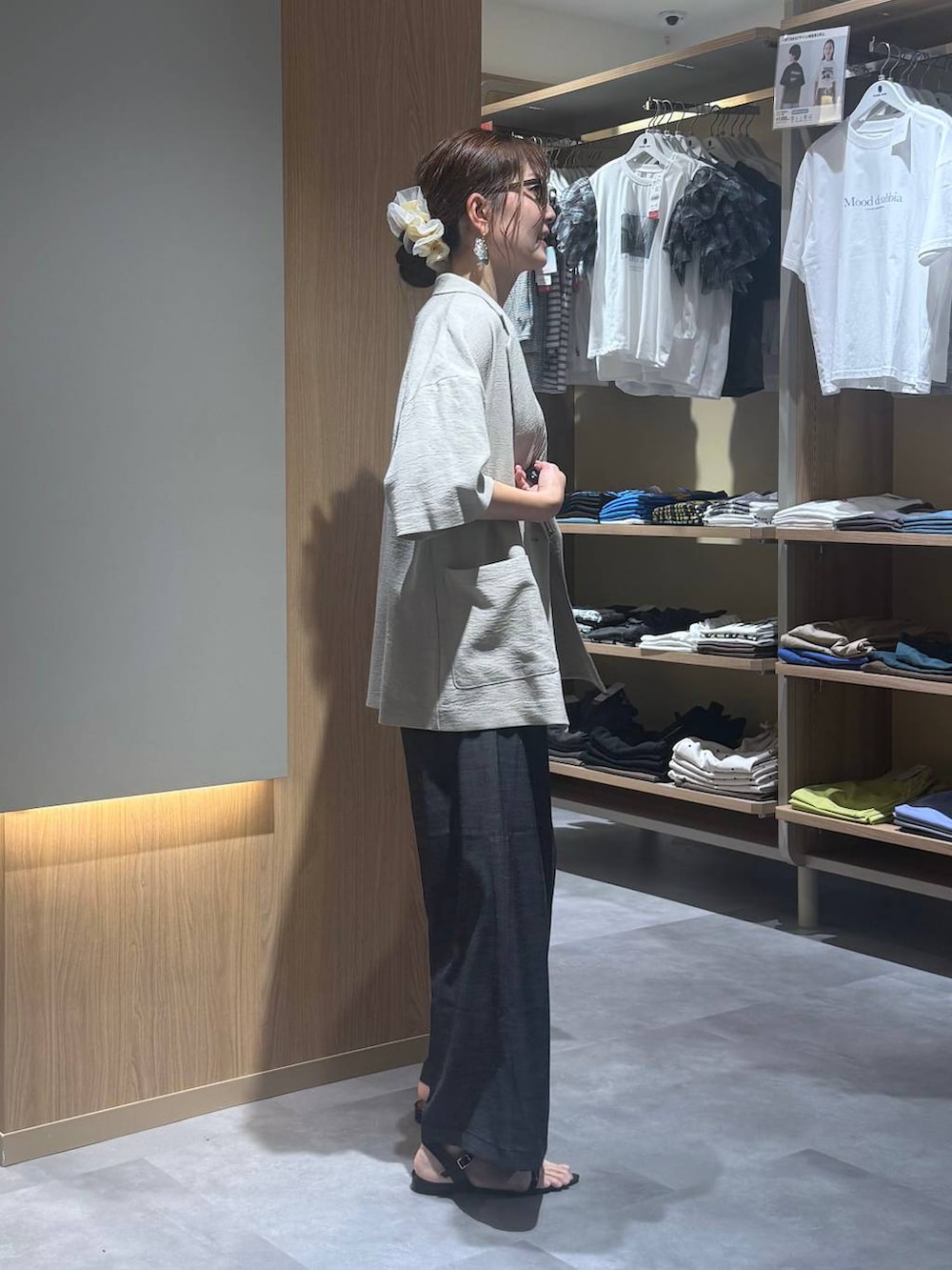 ベージュ系のテーラードジャケット、ブラック系のその他パンツ、ホワイト系のTシャツ/カットソーを着用したレディースの夏コーディネートの3枚目の写真