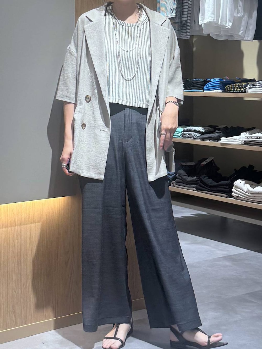 ベージュ系のテーラードジャケット、ブラック系のその他パンツ、ホワイト系のTシャツ/カットソーを着用したレディースの夏コーディネートの5枚目の写真
