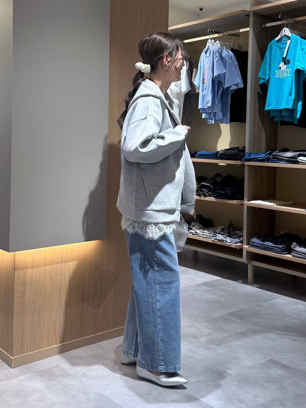 シルバー系のショルダーバッグ、シルバー系のパンプス、グリーン系のニット/セーターを着用したレディースの春コーディネートの7枚目の写真