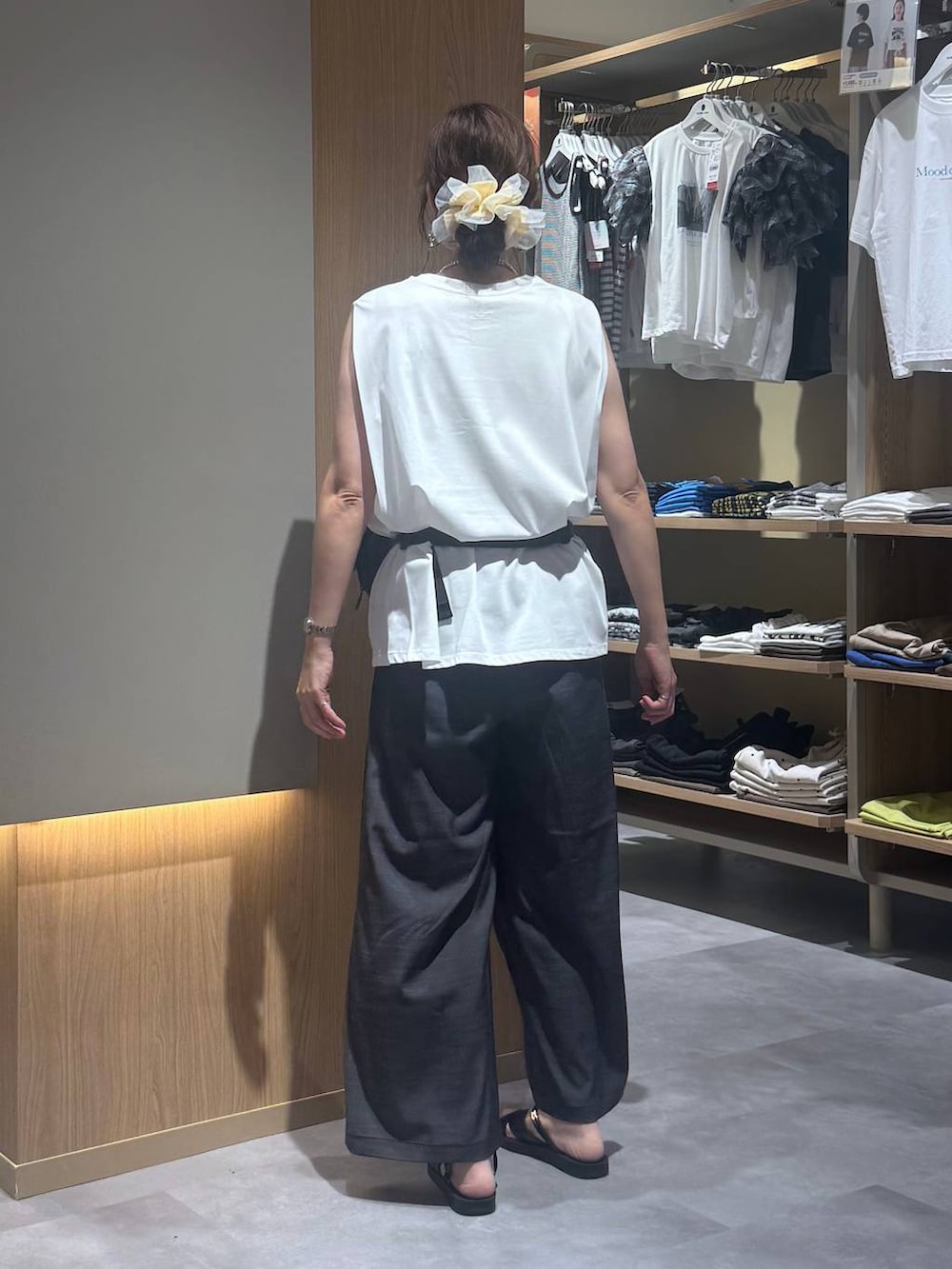 グレー系のカーディガン/ボレロ、ブラック系のその他パンツ、ブラック系のボディバッグ/ウエストポーチを着用したレディースの夏コーディネートの8枚目の写真